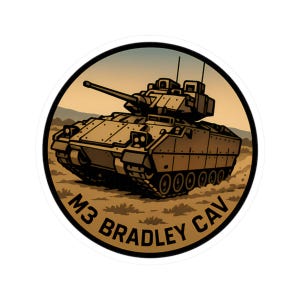 Può includere: Un adesivo con un'illustrazione di un carro armato M3 Bradley CAV nei toni del marrone e beige, ambientato in un paesaggio desertico. Il testo "M3 BRADLEY CAV" è stampato in un design circolare attorno al carro armato.