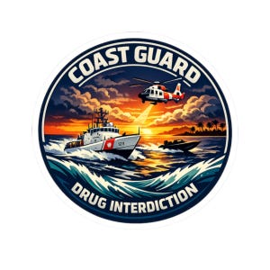 Könnte beinhalten: Ein runder Aufkleber mit einem Küstenwachenschiff und einem Hubschrauber bei Sonnenuntergang über dem Ozean. Der Text COAST GUARD steht oben und DRUG INTERDICTION unten. Ein kleines Boot ist auf dem Wasser in der Nähe einer fernen Küste zu sehen.