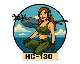 Könnte beinhalten: Ein Aufkleber mit einer Cartoon-Illustration einer Frau in olivgrüner Kleidung, die ein Headset trägt und vor einem Flugzeug kniet. Der Hintergrund zeigt einen blauen Himmel, Wolken und Wasser. Der Text "HC-130" wird unten angezeigt.