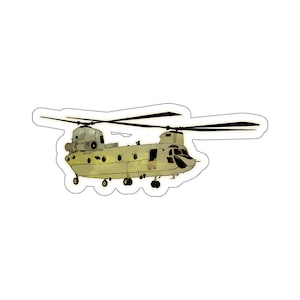 Pode incluir: Um helicóptero militar verde e castanho com uma grande pá de rotor. O helicóptero está em voo e tem uma grande baía de carga.