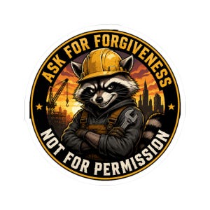 Puede incluir: Una pegatina circular con un mapache que lleva un casco amarillo y ropa de trabajo, sosteniendo una llave inglesa con los brazos cruzados. El fondo muestra una obra en construcción al atardecer. El texto dice ASK FOR FORGIVENESS NOT FOR PERMISSION.