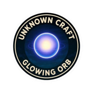 Könnte beinhalten: Ein runder Aufkleber mit dem Text "UNKNOWN CRAFT GLOWING ORB" in Weiß auf schwarzem Hintergrund. Das Design zeigt einen blau-gelb leuchtenden Orb im Zentrum, vor einem dunklen, weltraumthemenbezogenen Hintergrund.