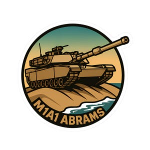 Puede incluir: Una pegatina con un tanque M1A1 Abrams de color canela sobre una colina arenosa con olas del océano. El fondo hace una transición de naranja a turquesa. El texto "M1A1 ABRAMS" es blanco, curvado a lo largo del borde inferior del diseño circular.