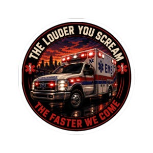 Puede incluir: Una pegatina con una ambulancia y el texto "THE LOUDER YOU SCREAM THE FASTER WE COME". La ambulancia tiene luces rojas y azules, con el logotipo de EMS. Se ve un horizonte urbano sobre un fondo de puesta de sol.