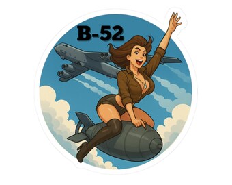 Könnte beinhalten: Ein runder Aufkleber mit einer Cartoon-Illustration einer Person mit braunen Haaren, die ein braunes Hemd und Shorts trägt und auf einer grauen Bombe durch den Himmel reitet. Ein graues B-52-Flugzeug fliegt vor einem blauen Himmel mit weißen Wolken.