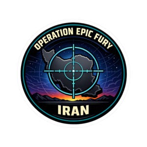 Può includere: Un adesivo circolare con la scritta "OPERATION EPIC FURY" in bianco, arcuata nella parte superiore. L'immagine presenta una mappa dell'Iran all'interno di un mirino, con la parola "IRAN" in basso. Lo sfondo mostra un cielo notturno e montagne.