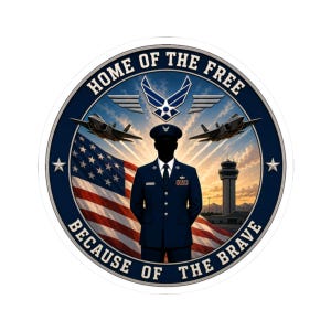 Op de afbeelding: Een ronde sticker met het silhouet van een militair in een blauw uniform, een Amerikaanse vlag, twee gevechtsvliegtuigen en een verkeerstoren. De tekst luidt HOME OF THE FREE BECAUSE OF THE BRAVE met het Air Force-embleem erboven.