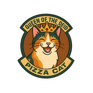 Op de afbeelding: Een sticker met een lachende lapjeskat met een gouden kroon. De kat staat in een bruine cirkel met de tekst "QUEEN OF THE DEID" en "PIZZA CAT" in een groen en gouden banner.