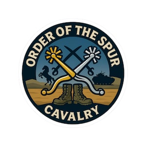 Könnte beinhalten: Ein runder Aufkleber mit dem Text "ORDER OF THE SPUR CAVALRY". Das Design umfasst gekreuzte Schwerter, Sporen, Militärstiefel, ein Pferd und einen Panzer, vor einem Wüsten- und Himmelshintergrund.