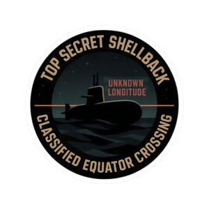 Może przedstawiać: Okrągła naklejka z czarną sylwetką łodzi podwodnej na tle granatowego oceanu. Naklejka zawiera tekst "TOP SECRET SHELLBACK CLASSIFIED EQUATOR CROSSING" w okrągłym wzorze. Widoczny jest również tekst "UNKNOWN LONGITUDE".
