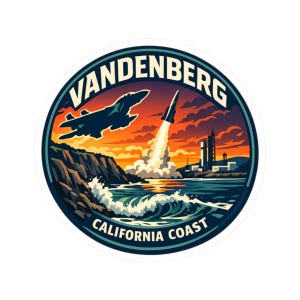 Könnte beinhalten: Runder Aufkleber mit einer Küstenlandschaft mit einem Düsenjet und einer Rakete, die vor einem orange-violetten Sonnenuntergang startet. Der Text "VANDENBERG" ist oben bogenförmig angeordnet, mit "CALIFORNIA COAST" unten.