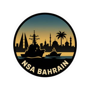 Puede incluir: Una pegatina circular con la silueta de dos barcos de guerra navegando frente a un paisaje urbano con palmeras y minaretes. El texto "NSA BAHRAIN" está impreso en blanco.