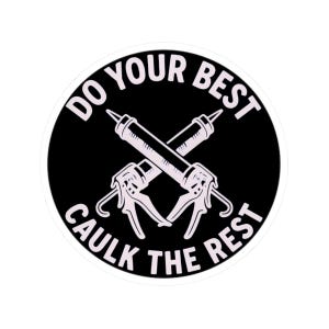 以下が含まれることがあります： 黒い背景に白い文字で「DO YOUR BEST CAULK THE REST」と書かれた丸いステッカー。2丁のコーキングガンが中央で交差しており、白とグレーのディテールが施されています。建設をテーマにしたデザイン。