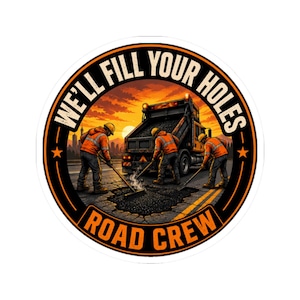 Op de afbeelding: Een ronde sticker met een wegenbouwploeg die een kuil repareert. De afbeelding toont drie arbeiders in oranje veiligheidsvesten en helmen, die gereedschap gebruiken om een beschadigde weg te vullen. Een dumper staat op de achtergrond. De tekst luidt "WE'LL FILL YOUR HOLES ROAD CREW."