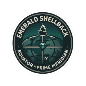 Peut inclure: Autocollant circulaire avec le texte "EMERALD SHELLBACK" en blanc, arqué en haut. Le design présente un globe, un navire et un diamant. Les mots "EQUATOR x PRIME MERIDIAN" sont en bas. Le fond est vert d'eau et vert foncé.