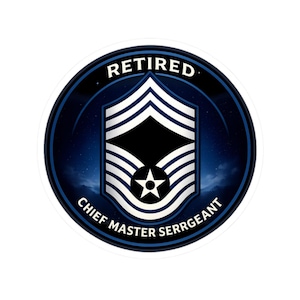 Könnte beinhalten: Ein runder Aufkleber mit blauem und schwarzem Farbverlauf. Der Aufkleber zeigt oben den Text "RETIRED" und unten "CHIEF MASTER SERGEANT". In der Mitte befindet sich ein militärisches Rangabzeichen mit einem Stern.