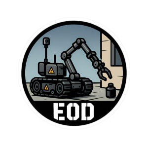 Könnte beinhalten: Runder Aufkleber mit einer Cartoon-Illustration eines EOD-Roboters. Der Roboter ist schwarz und grau, mit einem mechanischen Arm und Ketten. Der Text "EOD" wird in weißen Blockbuchstaben unten angezeigt.