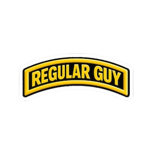 Op de afbeelding: Een gebogen, boogvormige patch met een zwarte achtergrond en vetgedrukte gele tekst die REGULAR GUY leest. Het ontwerp is omsloten door een dikke gele rand, wat een kenmerkend militair tab-uiterlijk creëert met een strakke witte omlijning.