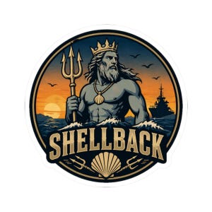 Può includere: Adesivo rotondo con una figura muscolosa incoronata che tiene un tridente, che emerge dalle onde. Il design include un tramonto, una nave e la parola "SHELLBACK", con una conchiglia e un tridente.