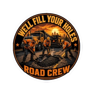 Op de afbeelding: Een ronde sticker met een wegenbouwploeg aan het werk. De afbeelding toont drie arbeiders in oranje veiligheidsvesten en helmen die een weg repareren. De tekst "WELL FILL YOUR HOLES ROAD CREW" staat in een cirkel.