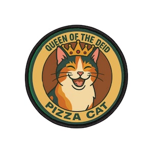 Könnte beinhalten: Ein runder Aufnäher mit einer lächelnden Schildpattkatze, die eine goldene Krone trägt. Der Text "QUEEN OF THE DEID" wölbt sich über der Katze, darunter steht "PIZZA CAT". Das Design ist vor einem braunen und gelben Hintergrund mit grünem Rand.