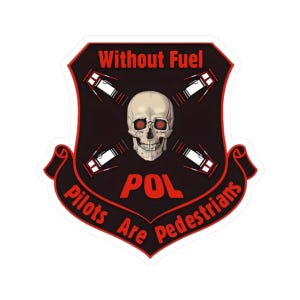 Può includere: Un adesivo nero e rosso con un design di teschio e ossa incrociate. Il testo "Without Fuel Pilots Are Pedestrians" e "POL" sono scritti sull'adesivo.