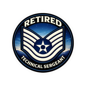 Peut inclure: Un autocollant rond avec l'inscription "RETIRED TECHNICAL SERGEANT". Le design comprend un emblème bleu et blanc de l'US Air Force avec une étoile, sur fond de ciel étoilé et de montagnes.