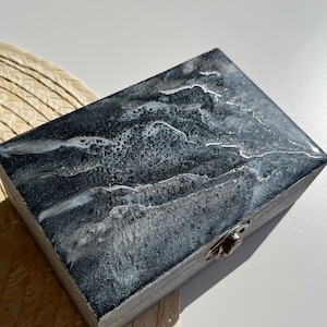 Epoxy resin jewelry box, black jewelry box, silver jewelry box, geode jewelry box, stone box, jewelry box for women, vanity décor, fancy box