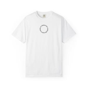 Puede incluir: Una camiseta blanca de manga corta con un gráfico de texto negro circular en el pecho. El texto dispuesto en círculo dice "peccatum et innocens curiositas". La camiseta tiene un cuello redondo y un corte estándar sobre un fondo blanco.