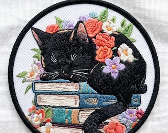 Parche personalizado de gato durmiendo con libro, lindo parche bordado termoadhesivo para amantes de los gatos lectores, insignia de gato estilo cottagecore para chaqueta o mochila.