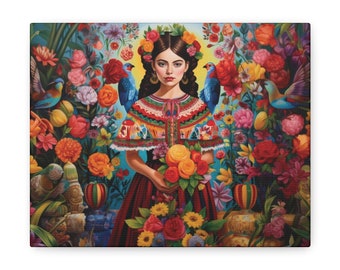 Op de afbeelding: Een vrouw in een kleurrijke traditionele Mexicaanse jurk staat in een tuin met levendige bloemen. Ze houdt een boeket gele en oranje rozen vast. Twee blauwe vogels met rode accenten zitten op takken achter haar.