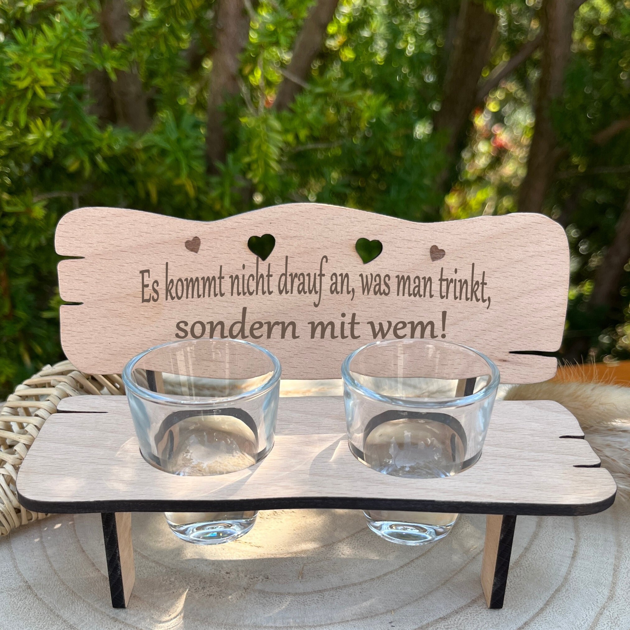 Schnapsbank mit lustigen Spruch, aus Holz ,mit 2 Schnapsgläsern