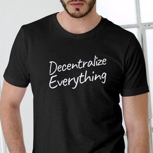 Camiseta "Descentraliza todo" sobre criptomonedas, ropa unisex de criptomonedas y blockchain, regalo perfecto para comerciantes y entusiastas de la tecnología.