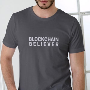 Camiseta Blockchain Believer, camiseta unissex de algodão com apelo criptográfico para traders, camiseta perfeita para amantes de criptomoedas e fãs de Satoshi