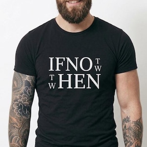 Könnte beinhalten: Ein schwarzes Kurzarm-T-Shirt mit weißem Textaufdruck auf der Brust. Der Text ist in einem gitterartigen Layout angeordnet, wobei die Wörter IFNO und THEN in großen Buchstaben erscheinen, ergänzt durch kleinere TW-Buchstaben zwischen den Zeilen.