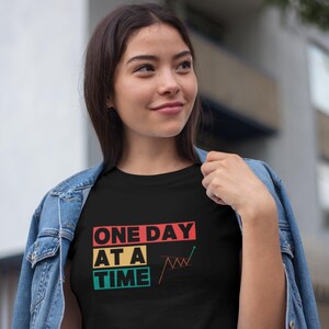 Camiseta motivacional "Um dia de cada vez", camiseta de algodão para negociação e inspiração, presente perfeito para traders de criptomoedas e Forex e nerds de tecnologia