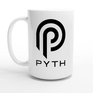 Peut inclure: Mug en céramique blanche avec un logo noir représentant un "P" stylisé à l'intérieur d'un cercle, avec le mot "PYTH" imprimé en dessous en noir. La tasse a une anse incurvée et une finition brillante.