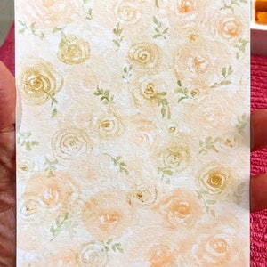 Motif floral duveteux pêche, fleurs de couleur pastel pêche douces, aquarelle originale peinte à la main, format carte postale, signée et datée dans le cadre