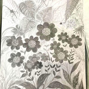Flores Silvestres, uma Obra de Arte Original toda desenhada à mão em lápis de grafite em papel cartão Vellum 230gsm 8x11 polegadas, assinada e datada. Você pode emoldurar