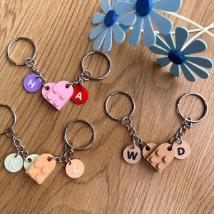Personalisierbarer 2-teiliger Herz-Schlüsselanhänger mit Initialen im LEGO-Stil – Das perfekte Geschenk für Paare