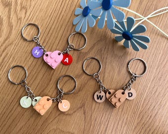 Llavero Corazón de 2 Piezas Personalizable con Iniciales en Estilo LEGO – El Regalo Perfecto para Parejas