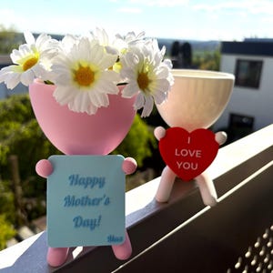 Buddy Jardinero con Cartel Personalizado – Corazón o Rectángulo – Regalo para San Valentín, Día de la Madre y más – 32 Colores