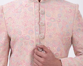 Pastelroze geborduurde indowestern voor heren – Sherwani bruidegom en bruiloft van The Royal Ethnix