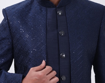 Marineblauwe indo-sherwani herenkleding: getextureerde bruidegomkleding met lovertjes van The Royal Ethnix