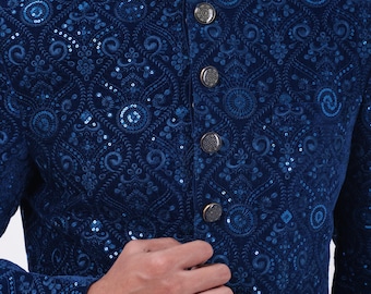 Royal Blue Indo Western Sherwani voor heren – Fluwelen bruiloftsoutfit met lovertjes van The Royal Ethnix