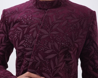 Kastanjebruine geborduurde indo-westerse sherwani voor heren – fluwelen trouwoutfit van The Royal Ethnix
