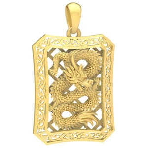 Puede incluir: Colgante dorado con un diseño detallado de dragón dentro de un marco rectangular. El dragón está intrincadamente esculpido, y el marco tiene un patrón calado. El colgante incluye un lazo para una cadena.