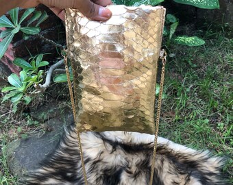 Pochette pour iPhone en cuir de python doré avec bandoulière en chaîne
