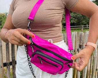 Sac banane fuchsia en cuir de python