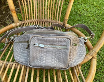 véritable sac banane en phyton de couleur taupe